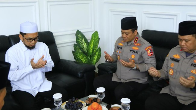 Selain bertamu ke Ustad Adi Hidayat, Satgas Nusantara Cooling System (NCS) Polri jelang pemilu juga bertemu dengan Ketum PGI dan PHDI.