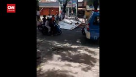VIDEO: Baliho Caleg Roboh Karena Angin Kencang, 2 Pemotor Terluka