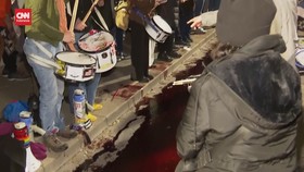 VIDEO: Momen Warga Israel Tumpahkan Cat Merah di Depan Rumah Netanyahu