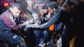 VIDEO: Bocah Gaza Dievakuasi setelah Berhari-hari Tertimbun Reruntuhan