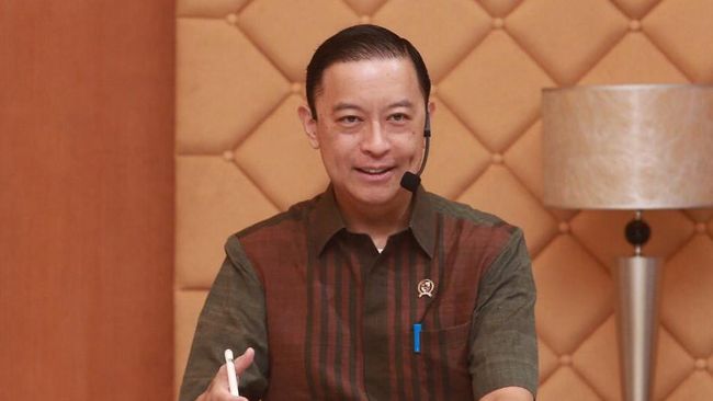 5 Potret Tom Lembong Resmi Bebas, Gestur soal Borgol-Simbol Mawar Putih Disorot