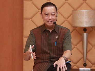 5 Potret Tom Lembong Resmi Bebas, Gestur soal Borgol-Simbol Mawar Putih Disorot