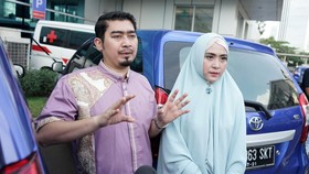 Ustaz Solmed dan Istri Kompak Pamer Motor Roda Tiga Berharga Wah
