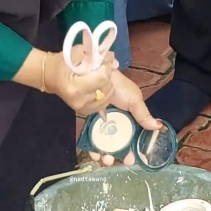 Viral aksi menghancurkan bedak hingga sunscreen