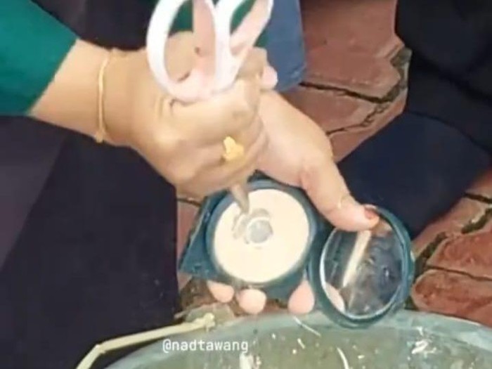 Viral aksi menghancurkan bedak hingga sunscreen