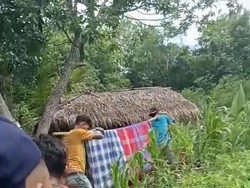 Jalan Rusak-Jembatan Putus, Warga Sakit Ditandu Lewati Hutan Cianjur