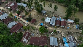 FOTO: Warga Bersih-bersih Habis Banjir Bandang di Kolaka Sultra
