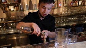 Arab Saudi Izinkan Bar, Apakah Ada Minuman Alkohol?
