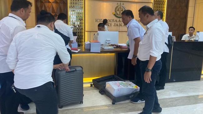 Polisi akhirnya mengembalikan berkas perkara pemerasan dengaj tersangka eks Ketua KPK, Firli Bahuri ke Kejati DKI pada pukul 13.50 WIB, Rabu (24/1) ini.