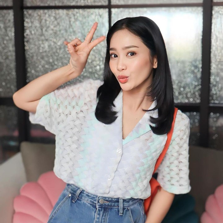 <p>Tak sampai di sana, potret lainnya juga menuai banyak reaksi dari netizen. Ia disebut bak seorang mahasiswa yang siap berangkat ke kampus, nih. "Eh anak kuliahan mau kmanaaa," ujar @tisa****. (Foto: Instagram @bungazainal05)<br /><br /><br /></p>
