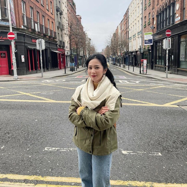 <p>Selain itu, Bunga Zainal juga menyita perhatian karena potret terbarunya. Bintang film Panggil Namaku Tiga Kali ini tampil menawan karena penampilannya yang awet muda. (Foto: Instagram @bungazainal05)<br /><br /><br /></p>