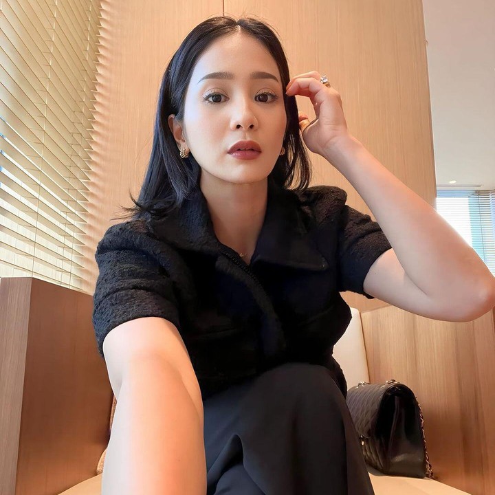 <p>Ia menikah dengan menikah pria keturunan India bernama Sukhdev Singh sejak tahun 2004, Bunda. Pasangan ini cukup menarik perhatian karena miliki jarak usia yang cukup jauh, yakni 18 tahun. (Foto: Instagram @bungazainal05)<br /><br /><br /></p>