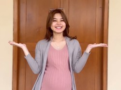 Gaya Cesen Istri Marshel Widianto Tampil Bare Face Pamer Baby Bump Anak Kedua
