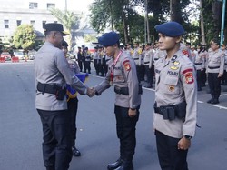 Kapolda Metro Beri Penghargaan 2 Personel Brimob Peraih Juara I MMA