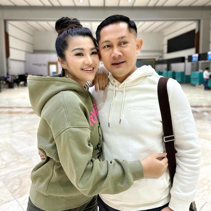 <p>Fitri Carlina dan suami pilot Hendra Sumendap menikah sejak 2014, Bunda. Selama 9 tahun mengarungi bahtera rumah tangga, pernikahan keduanya terlihat harmonis. (Foto: Instagram @fitricarlina)<br /><br /><br /></p>