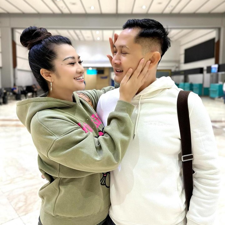 <p>Meski jarak membentang luas di antara keduanya, pasangan ini tetap menunjukkan kemesraan. Apalagi, Fitri dan suami juga tengah berikhriar menjalani program hamil. (Foto: Instagram @fitricarlina)<br /><br /><br /></p>