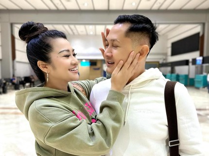 7 Potret Mesra Fitri Carlina & Suami pilot yang LDR RI-Doha Sambil Ikhtiar Promil