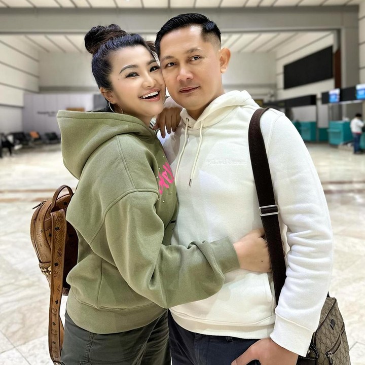 <p>Saat ini, suami Fitri Carlina harus menjalani LDR. Ini karena sang suami bertugas sebagai pilot di Doha, Ibukota Qatar. (Foto: Instagram @fitricarlina)<br /><br /><br /></p>