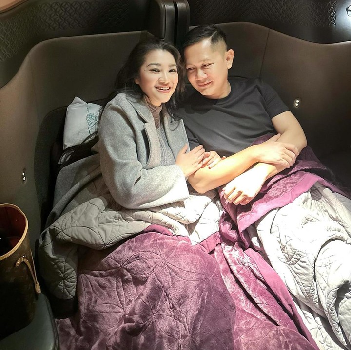 <p>Beberapa waktu yang lalu, Fitri Carlina membagikan potret kemesraannya bareng suami. Diketahui, ia ikut ke Doha untuk menemani suaminya bekerja di sana. "Bismillah ikut Ayah Hendra Pulang ke Doha, Qatar," tulisnya sebagai caption, dikutip dari akun @fitricarlina.(Foto: Instagram @fitricarlina)<br /><br /><br /></p>