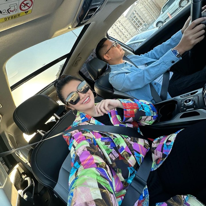 <p>Selama di sana, perempuan berusia 36 tahun ini juga menunjukkan momen manisnya bersama sang suami. Salah satunya saat jalan-jalan menikmati waktu bersama di sana. (Foto: Instagram @fitricarlina)<br /><br /><br /></p>