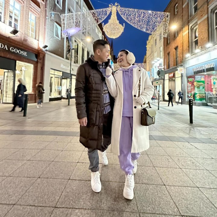 <p>Netizen yang melihat kemesraan pasangan ini pun tampak ikut terbawa suasana bahagia, Bunda. Mereka meninggalkan beragam komentar positi dan mendoakan kebaikan bagi Fitri dan suami. <em>So sweet</em>, ya? Kita doakan agar pernikahan mereka langgeng, diberkati Tuhan, dan segera dikaruniai momongan, ya. (Foto: Instagram @fitricarlina)</p>