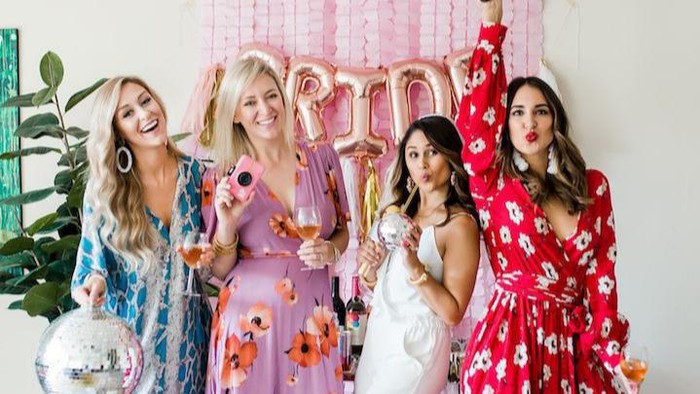 Out of The Box! Ini 7 Ide Kostum Pesta Lajang Seru yang Serasi Bareng Teman