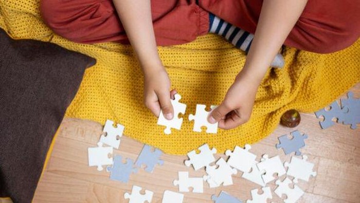 Ilustrasi Seseorang sedang Bermain Puzzle/Foto: Freepik
