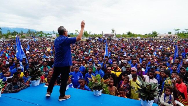 Ketua Umum PAN Zulkifli Hasan menyebut, Jokowi merupakan salah satu presiden yang paling sering mengadakan kunjungan kerja ke Papua.