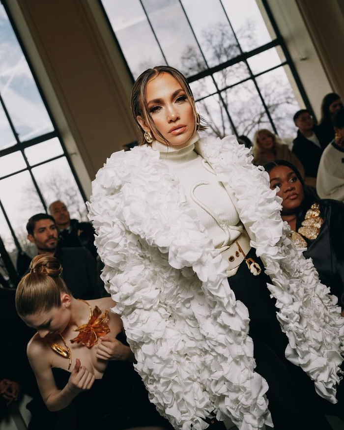 Jennifer Lopez Pakai Jaket Bertabur 7000 Kelopak Mawar Asli