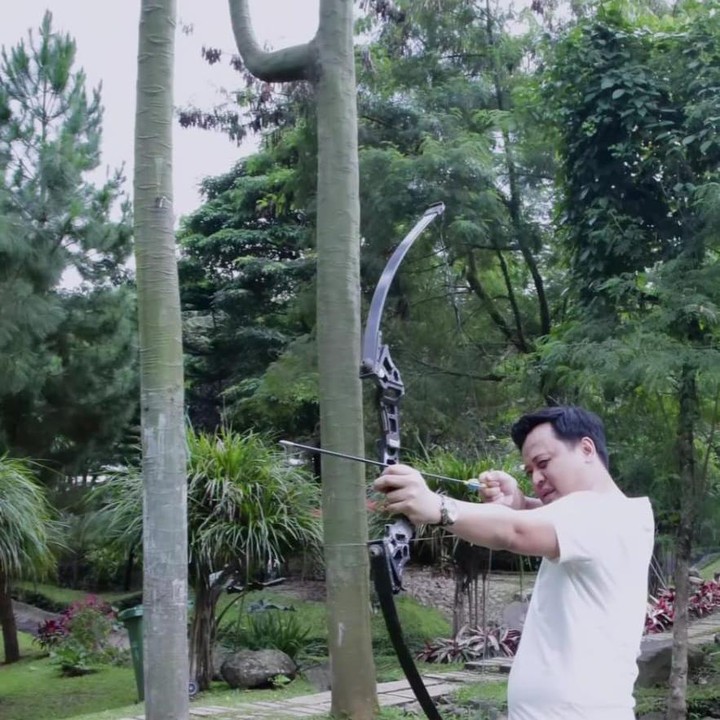 <p>Kegiatan yang mereka lakukan selama staycation juga cukup banyak, mulai dari mencicipi kuliner hingga berolahraga. Pada video yang dibagikan, tampak Agung sedang melakukan olahraga memanah. (Foto: Instagram: @kikiamaliaworld)</p>