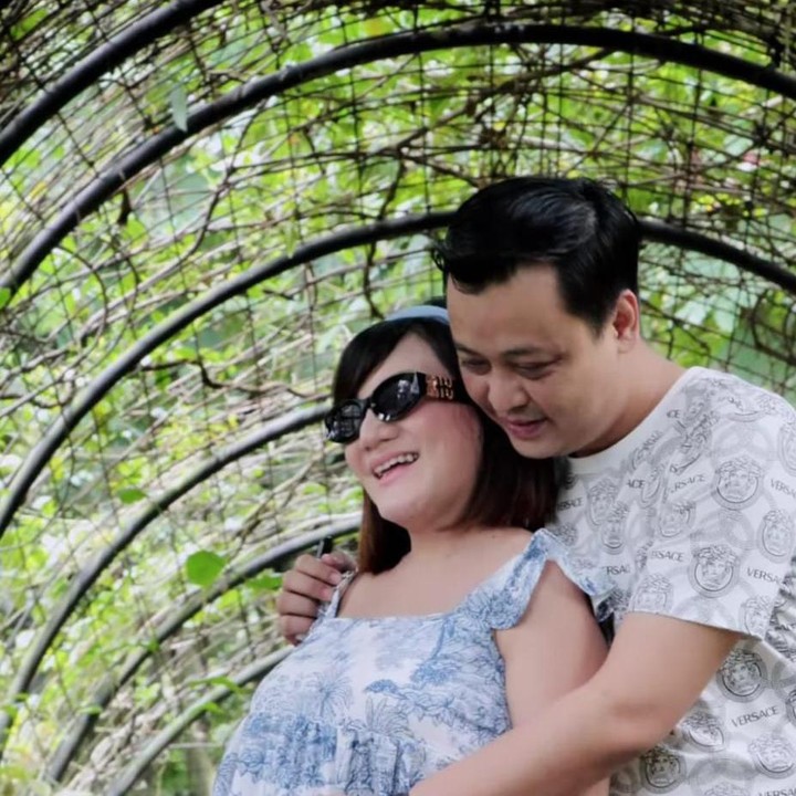 <p>Kiki Amalia dan Agung Nugraha saat ini tengah menantikan kehadiran anak pertama mereka. Kehamilan yang sudah memasuki trimester 3 tak menghalangi Kiki untuk bepergian, salah satunya staycation bersama sang suami. Kiki menjalani masa akhir kehamilan ini saat usianya sudah 42 tahun lho, Bunda. (Foto: Instagram: @kikiamaliaworld)</p>