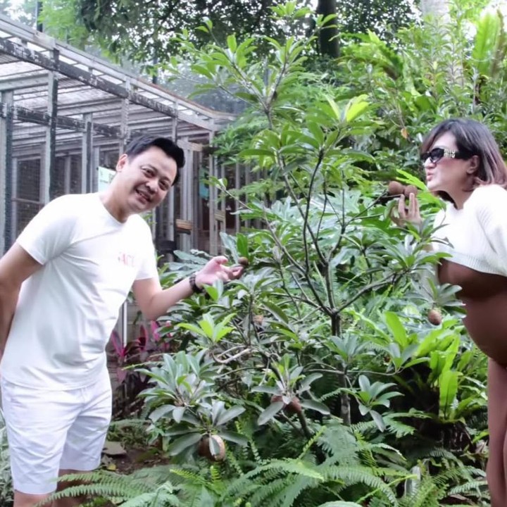 <p>Kiki dan Agung tampak sangat menikmati staycation singkat ini sebelum nantinya disibukkan mengurus Si Kecil. Saat staycation keduanya juga tampak sering menggunakan pakaian berwarna senada, wah romantis sekali ya. (Foto: Instagram: @kikiamaliaworld)</p>