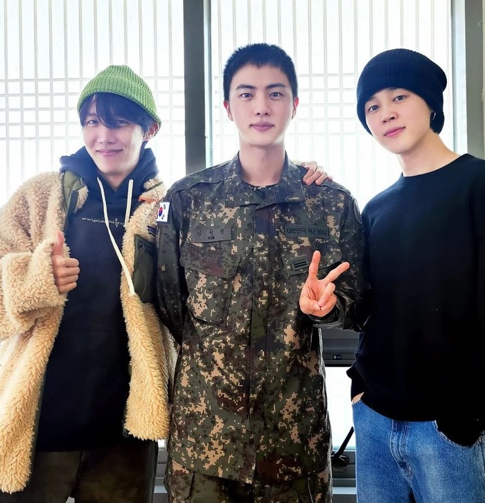 Kim Seok Jin menjadi member pertama BTS yang memulai wamil pada Desember 2022 dan selesai pada 12 Juni mendatang. Banyak menoreh prestasi saat wamil, ia kini ditugaskan sebagai asisten instruktur di batalion yang sama/ Foto: instagram.com/jin