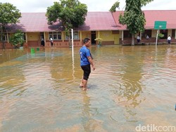 Ular Jadi Ancaman saat Banjir, Siswa SMPN 25 Palembang Belajar Daring
