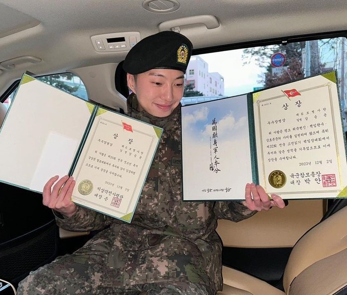 Last but not least, ada Seungyoon WINNER yang segera menyusul Mino untuk keluar dari wajib militer pada 20 Desember 2024. Tak hanya berprestasi di musik, ia juga meraih penghargaan sebagai prajurit terbaik selama menjalani wamil/ Foto: instagram.com/w_n_r
