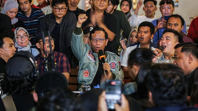Cawapres Mahfud MD memberikan alarm jelang pengunduran dirinya dari jabatan Menko Polhukam di kabinet pemerintahan Presiden Jokowi.
