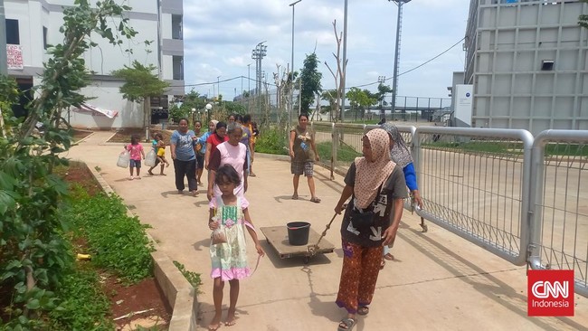 Warga Kampung Bayam, Jakarta Utara melakukan mediasi dengan Pemprov DKI dimediasi oleh Komnas HAM mengenai relokasi tempat tinggal.