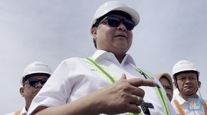 Menteri Koordinator Bidang Perekonomian Airlangga Hartarto hari ini, Rabu (25/1/2024) meninjau Pelabuhan Patimban di Subang, Jawa Barat. (CNBC Indonesia/Shania Rizqi Alatas)