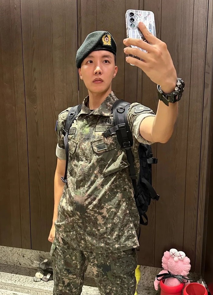 Menyusul Jin BTS, Jung Hoseok atau akrab dipanggil Jhope mulai mendaftar wajib militer pada April 2023 dan juga akan keluar pada 17 Oktober mendatang. ARMY pun tak sabar menantikan kembalinya sang idol/ Foto: instagram.com/uarmyhope
