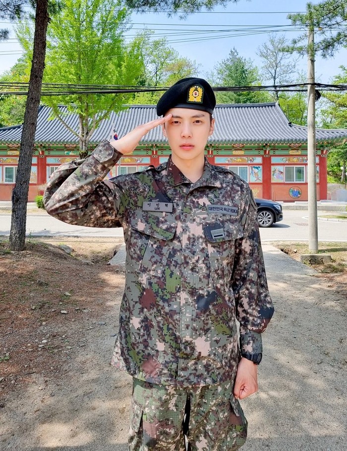 Minhyuk menjadi member kedua MONSTA X yang berangkat wamil pada awal April 2023 lalu. Namun, ada kabar bahagia untuk MONBEBE karena Minhyuk akan selesai wamil pada 3 Oktober 2024, nih!/ Foto: twitter.com/OfficialMonstaX