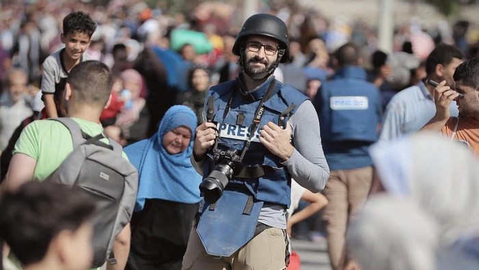 Jurnalis Palestina Motaz Azaiza Putuskan Mengungsi dari Gaza