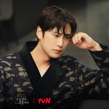 Na In Woo Bahas Pembebasannya dari Wajib Militer Saat Preskon 'Motel California'