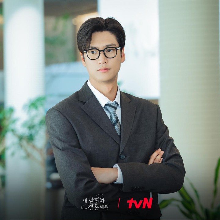 <p>Kang Ji Won sendiri memiliki masalah rumit, Bunda. Ia divonis mengidap kanker dan memiliki suami yang berselingkuh. Suatu kejadian membuat Ji Won terlempar ke 10 tahun lalu. Ia kemudian bekerja sama dngan Yoo Ji Hyuk yang membantunya membalas dendam. (Foto: Instagram @tvn_drama)</p>