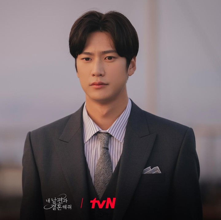 <p>Aktor Na In Woo kembali lewat drama Korea terbarunya. Ia bermain di <em>Marry My Husband</em>, sebuah drakor romantis fantasi yang mengusung tema tentang balas dendam. (Foto: Instagram @tvn_drama)</p>