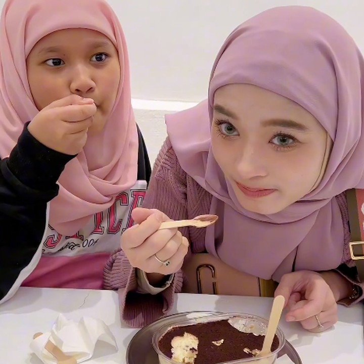 <p>Banyak netizen yang memuji Starla kala mengenakan hijab nih, Bunda. Mereka pun mengatakan kecantikan Starla sangat mirip dengan sang Bunda. (Foto: Instagram: @mommy_starla)</p>