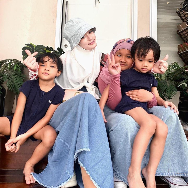 <p>Inara Rusli menikah dengan penyanyi Virgoun pada tahun 2014, Bunda. Dari pernikahan ini, keduanya pun dikaruniai tiga orang anak. (Foto: Instagram: @mommy_starla)</p>