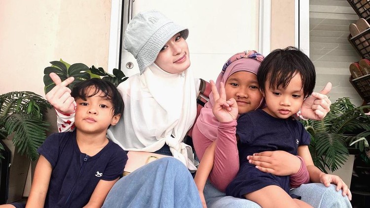 Potret Inara Rusli dan Starla