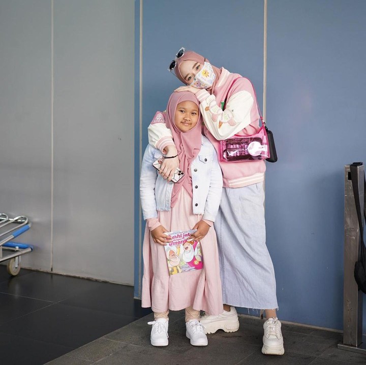 <p>Si Sulung Starla pun kembali menjadi pusat perhatian. Bukan tanpa alasan, hal ini lantaran dirinya istiqamah mengenakan hijab sejak kecil, Bunda. (Foto: Instagram: @mommy_starla)</p>
