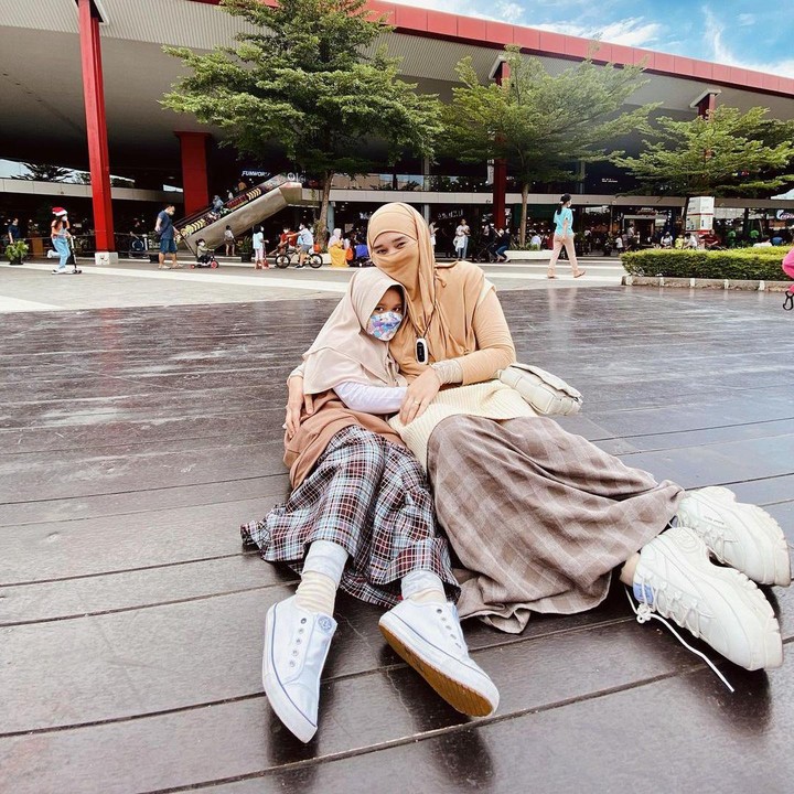 <p>Anak pertama Inara yang bernama Starla lahir 20 Mei 2015. Sosok Starla pun menjadi viral usai sang Ayah menciptakan lagu bertajuk Surat Cinta untuk Starla di tahun 2017 lalu. (Foto: Instagram: @mommy_starla)</p>