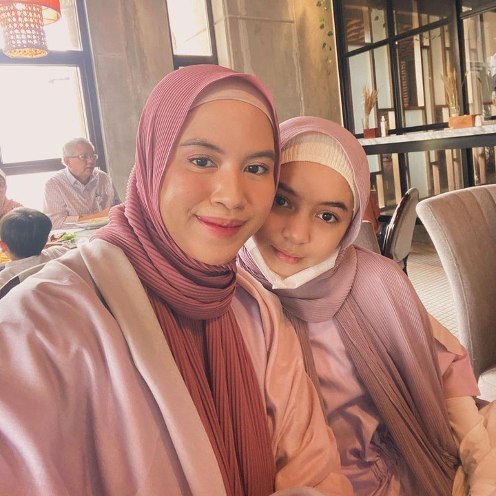 <p>"<em>Alhamdulillah Jazakumullah Khairan Katsiiran</em>. Siesie buat semuanya. Enggak akan pernah lupa kita pernah jadi Shahia Alexa. Sekarang kamu makin besar tinggi kita hampir sama. Semoga Allah paring Sienna hidup mulia yang barokah, menjadi ahli surga, bahagia dunia akhirat, <em>dll</em> ada di da-doa ya hihi. <em>Love you</em>," tulis Ines dengan menyisipkan emotikon hati. (Foto: Instagram: @nesyanabila)</p>